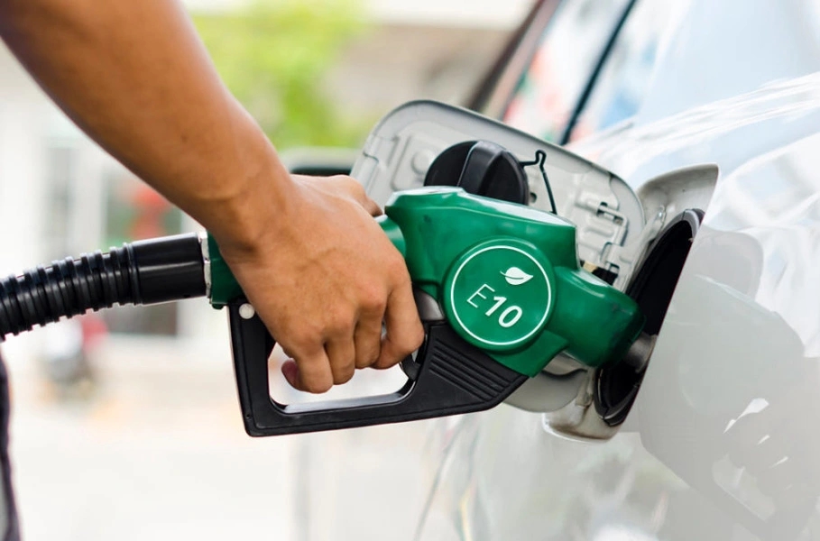 Đang dùng xăng RON 95, có cần xả sạch bình trước khi chuyển sang xăng E10?