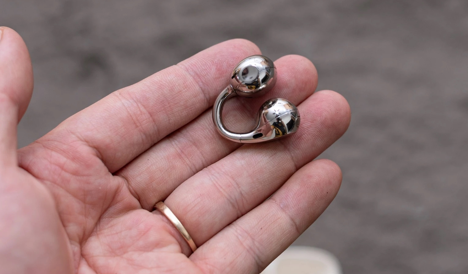 Tai nghe open-ear đang giải quyết điểm yếu lớn nhất 2 Tai nghe open-ear đang giải quyết điểm yếu lớn nhất