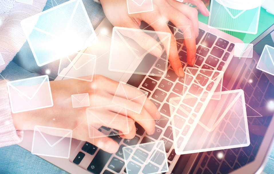 Tôi thử dùng AI viết email thay mình và mọi người không nhận ra