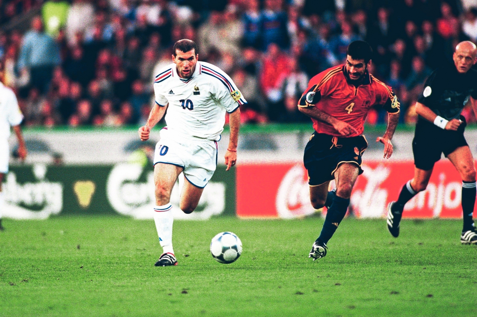 Henry, Zidane, hay Ronaldinho: Ai là cầu thủ sở hữu lối đá hoa mỹ nhất?