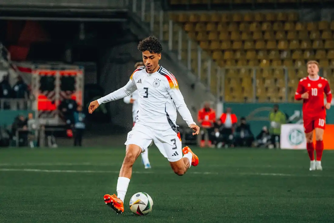 Nathaniel Brown là ai? Chàng hậu vệ trẻ đang viết giấc mơ World Cup cùng tuyển Đức