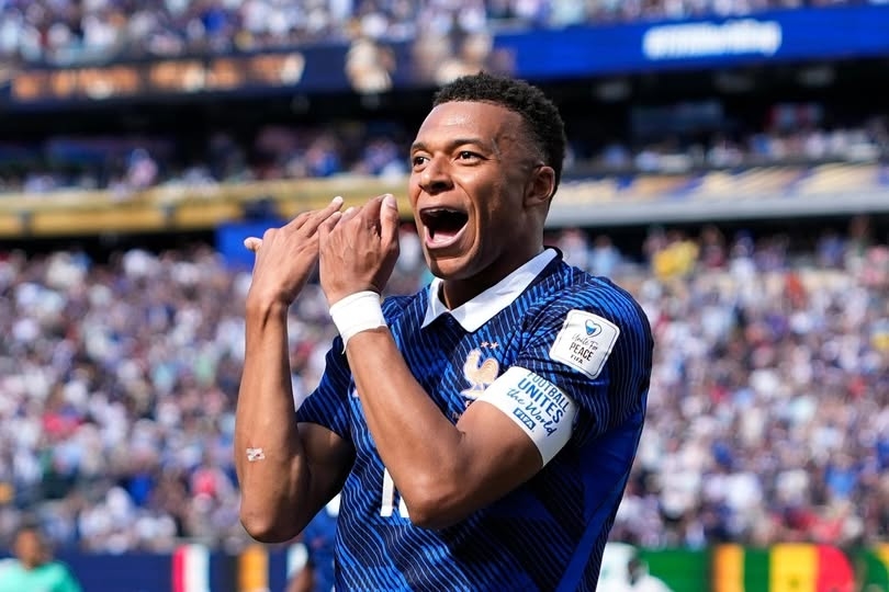 Mbappe ghi dấu 100 trận cho Pháp bằng siêu phẩm