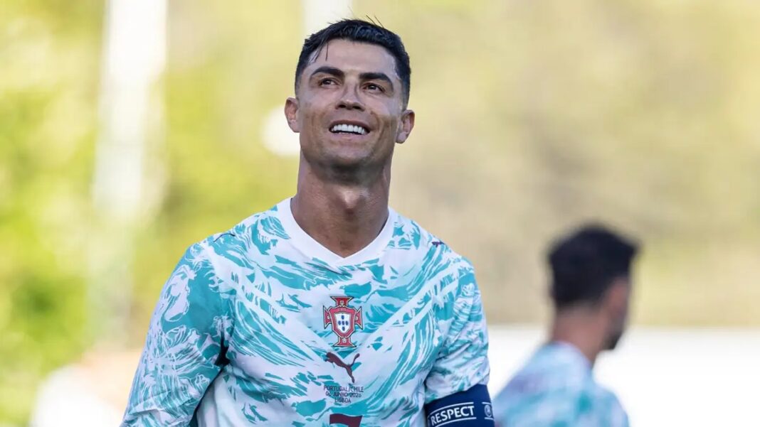 Một cú đánh đầu hỏng của Ronaldo cũng làm rối loạn mạng xã hội