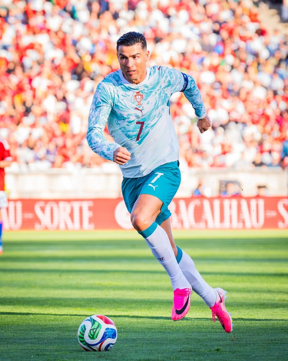 Một cú đánh đầu hỏng của Ronaldo cũng làm rối loạn mạng xã hội