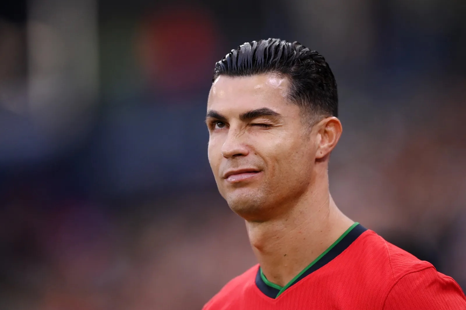 Một cú đánh đầu hỏng của Ronaldo cũng làm rối loạn mạng xã hội