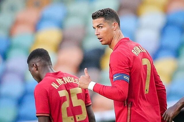 Ronaldo lo sốt vó vì Mendes