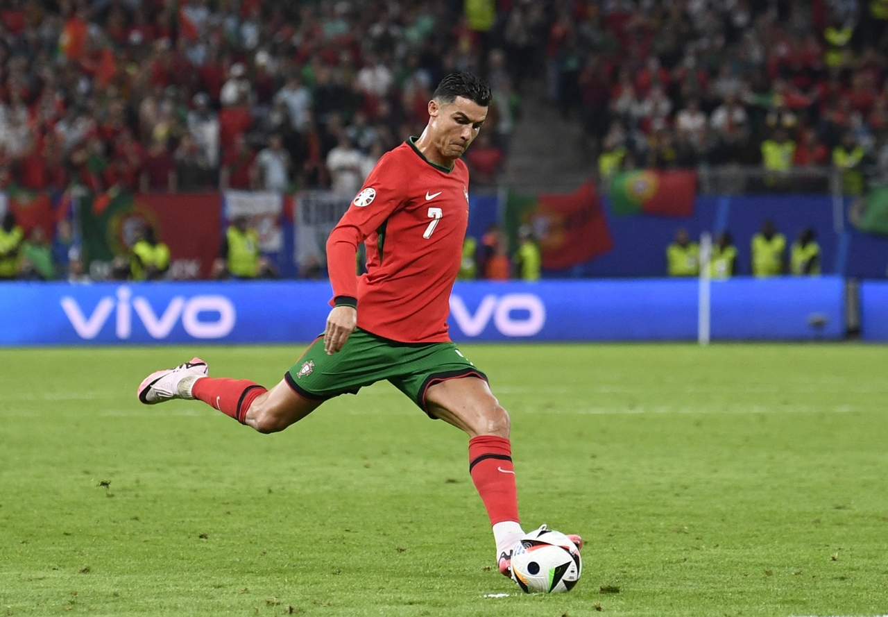 Có một thế hệ đàn ông Việt lớn lên cùng Ronaldo và chưa sẵn sàng để chia tay