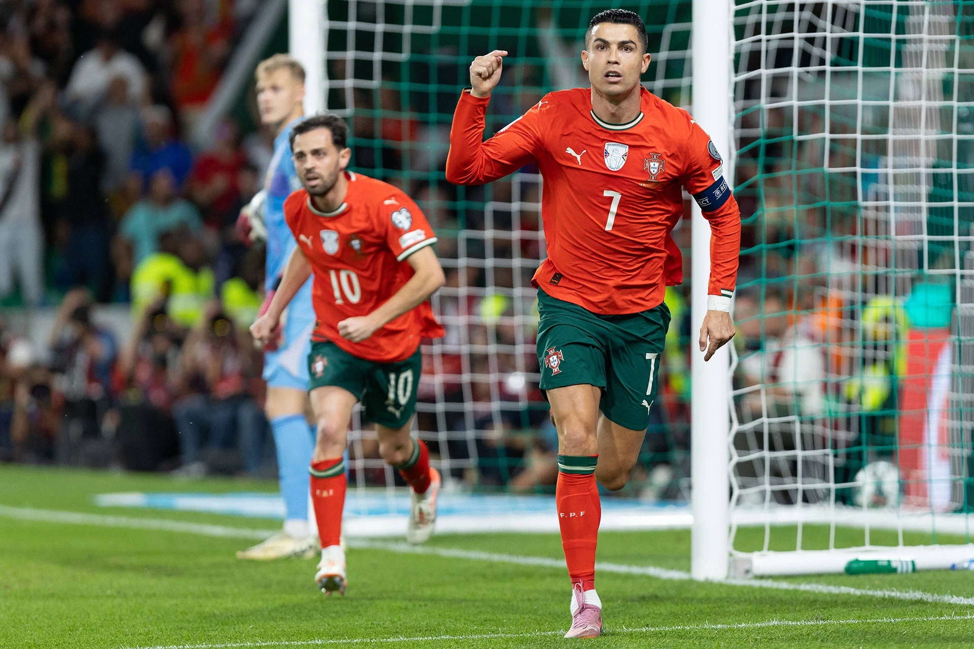 Có một thế hệ đàn ông Việt lớn lên cùng Ronaldo và chưa sẵn sàng để chia tay