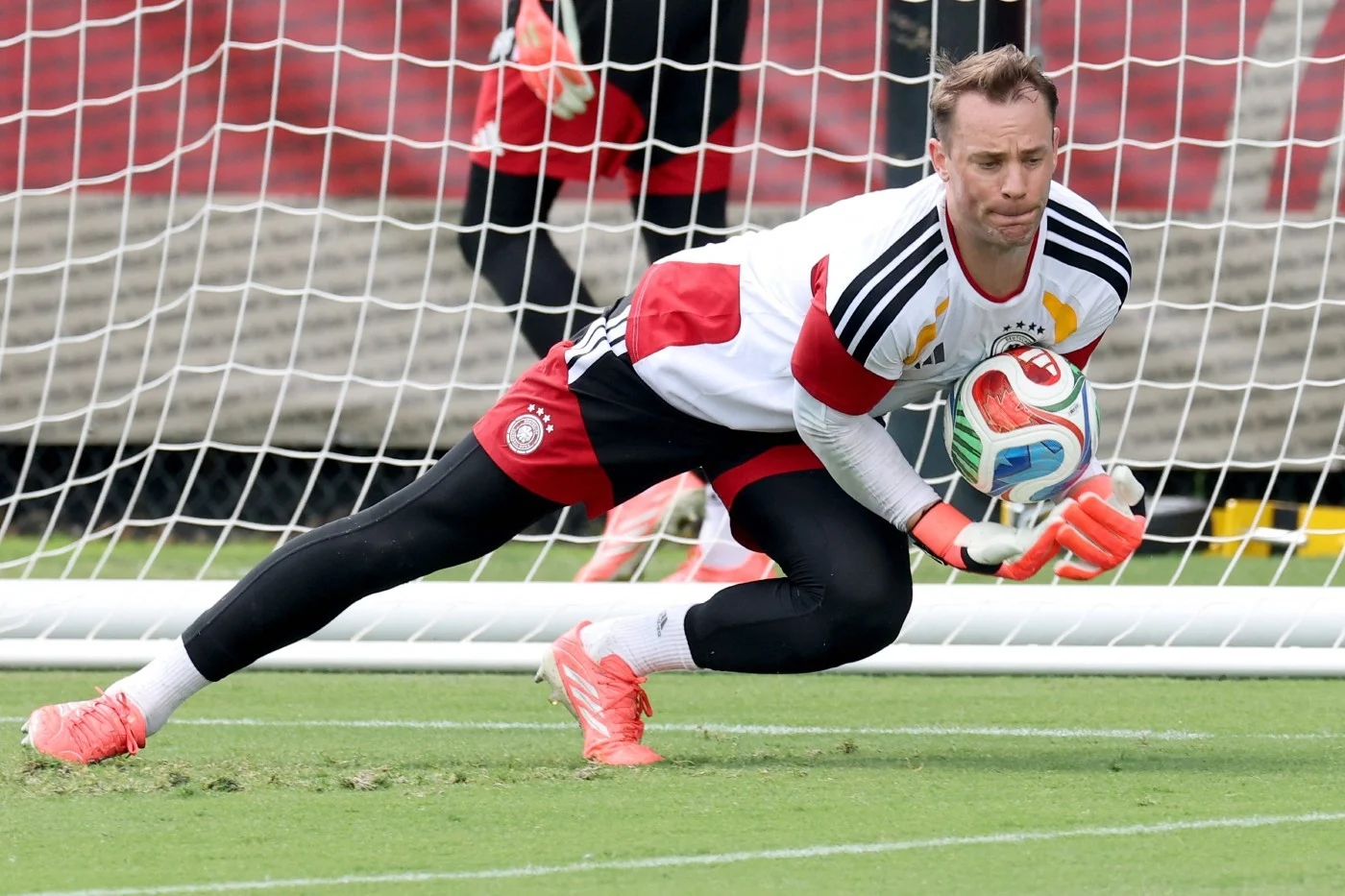 Manuel Neuer: Người gác đền cuối cùng của một thế hệ 1 Manuel Neuer: Người gác đền cuối cùng của một thế hệ