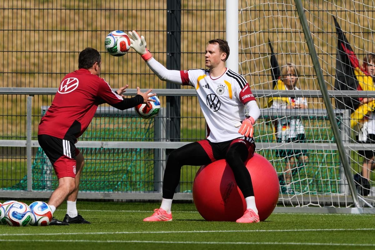 Manuel Neuer: Người gác đền cuối cùng của một thế hệ 2 Manuel Neuer: Người gác đền cuối cùng của một thế hệ