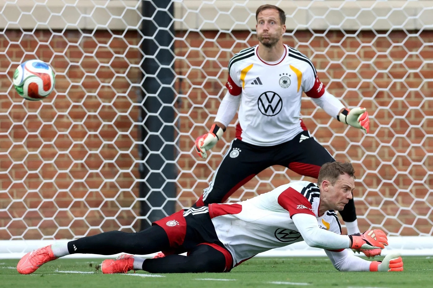 Manuel Neuer: Người gác đền cuối cùng của một thế hệ 3 Manuel Neuer: Người gác đền cuối cùng của một thế hệ
