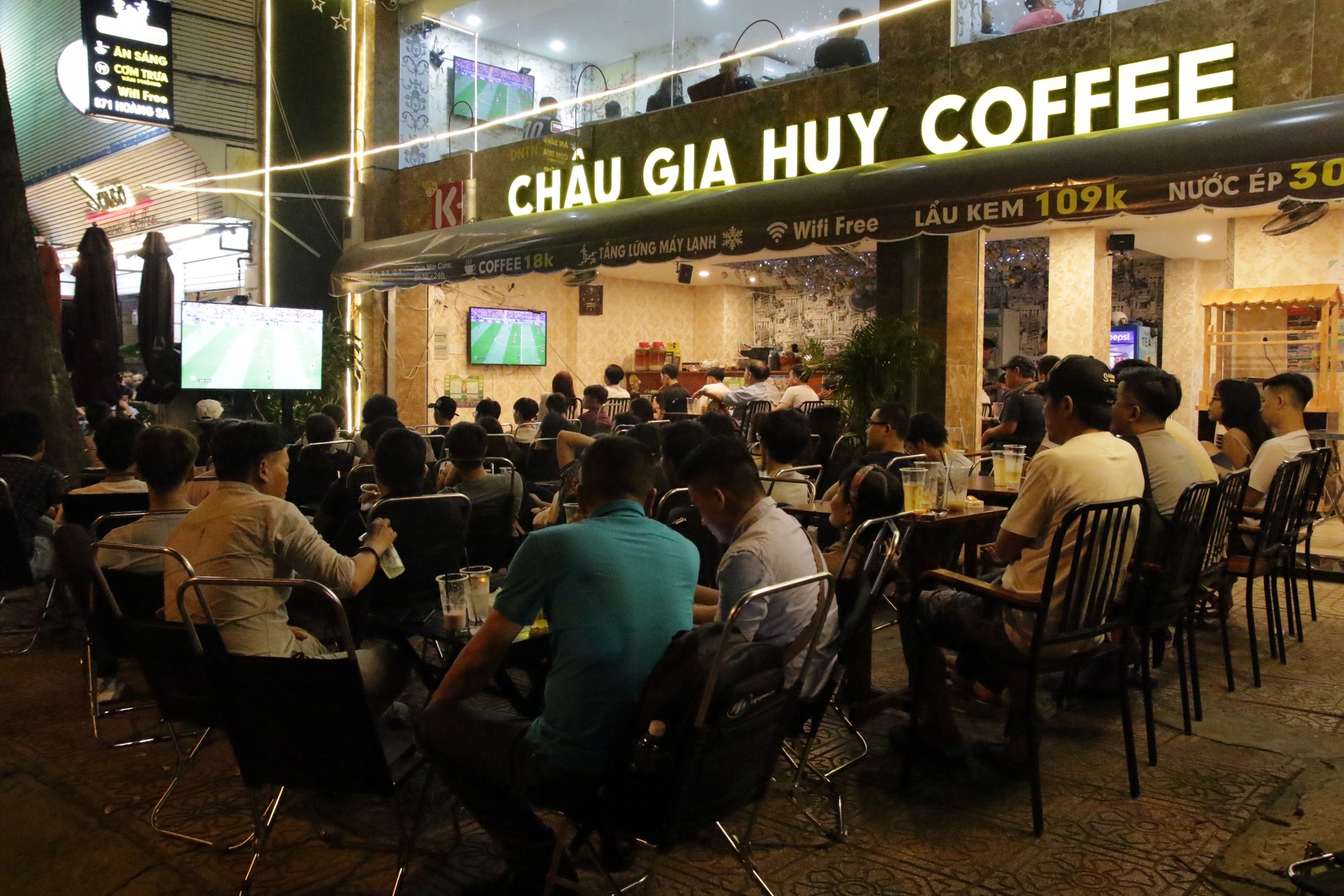 World Cup và những đêm quán cà phê trở thành sân vận động
