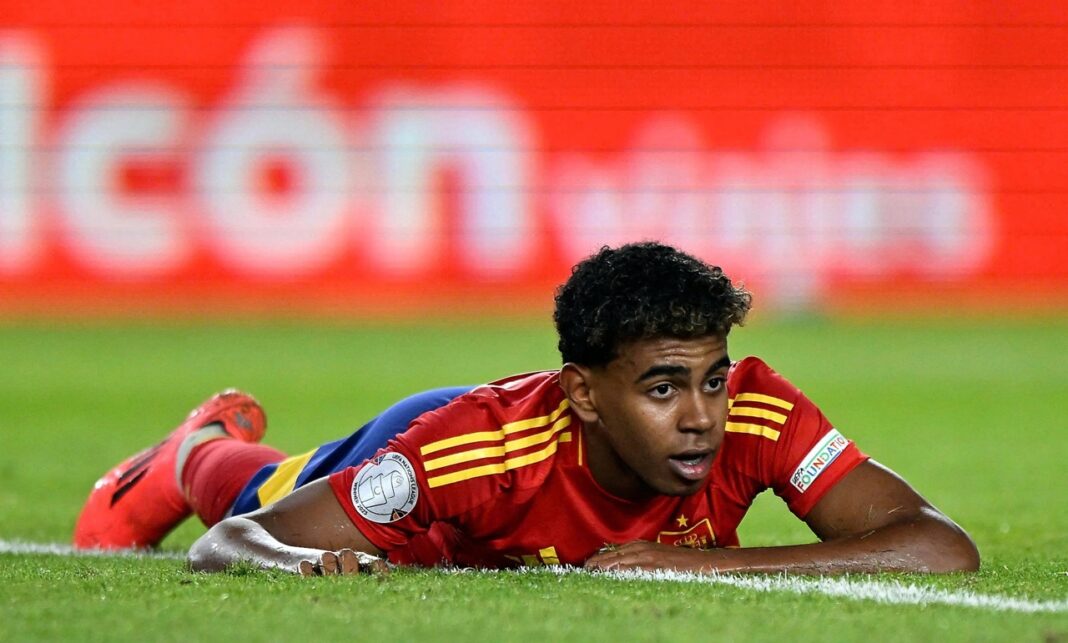 Lamine Yamal và khoảnh khắc khiến fan thót tim