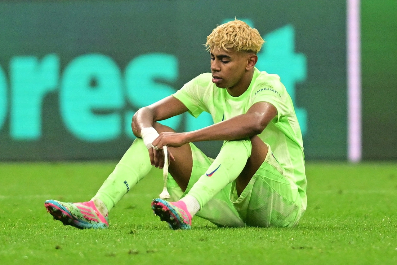 Lamine Yamal và khoảnh khắc khiến fan thót tim