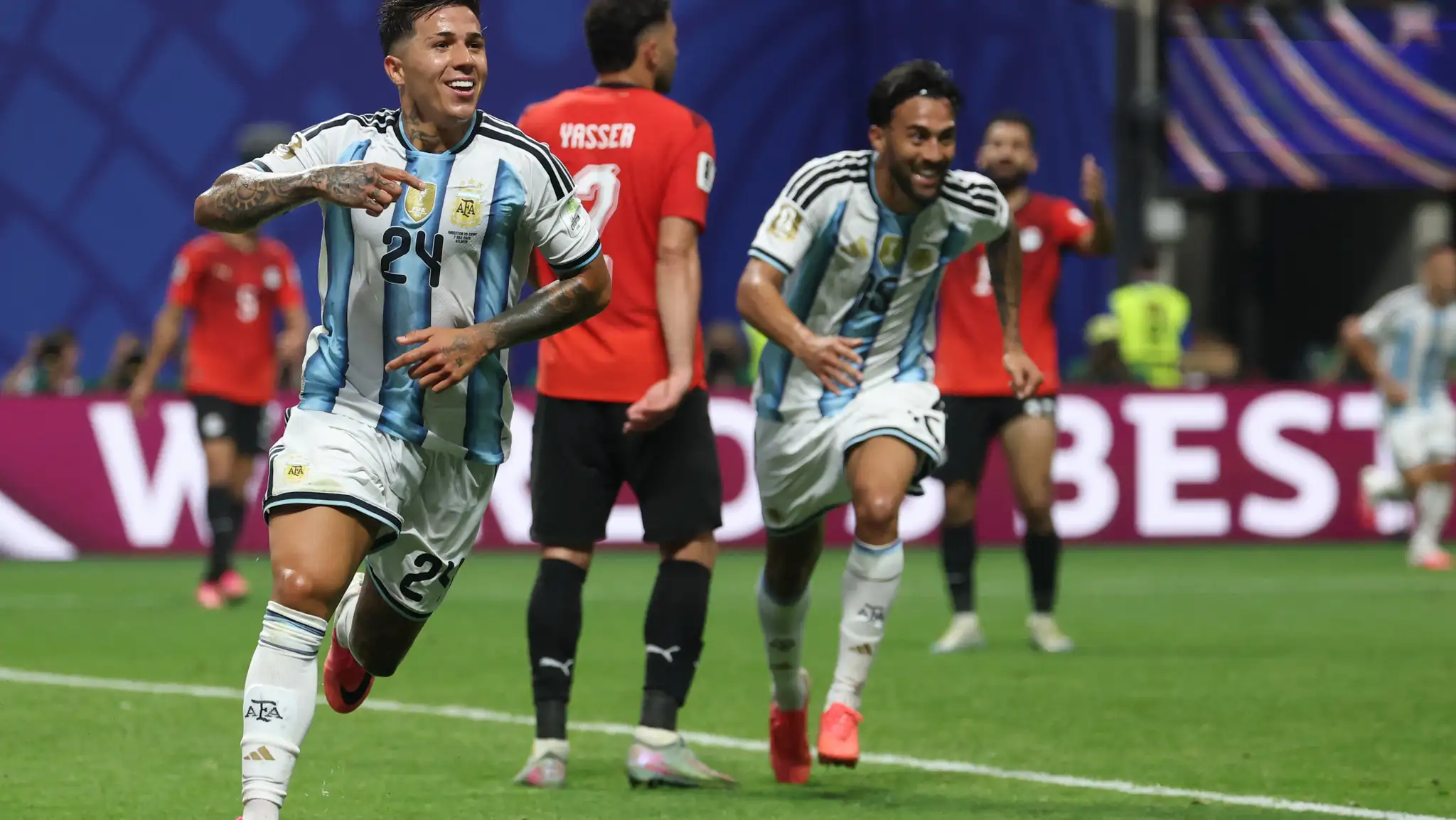 Bản lĩnh nhà vô địch của tuyển Argentina đằng sau những tranh cãi tại World Cup