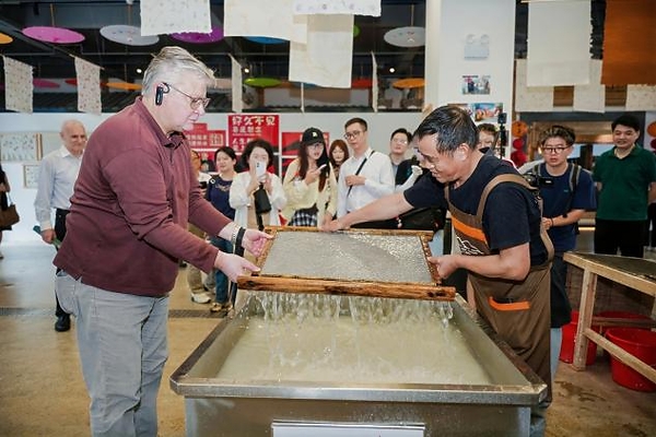 Từ giấy Tuyên đến làng Tây Đệ: Các nhà ngoại giao tại Trung Quốc khám phá di sản văn hóa An Huy