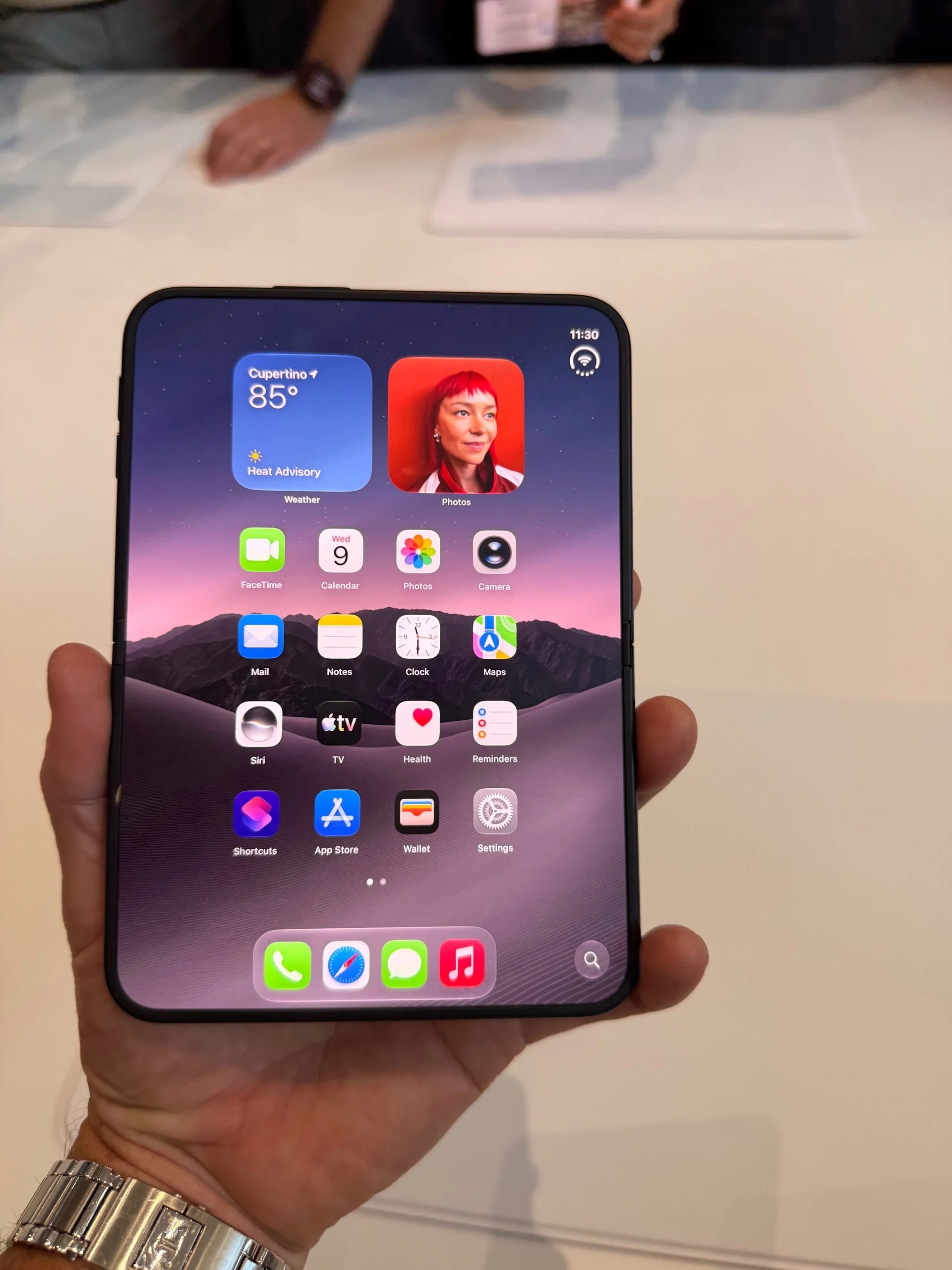 iPhone Duo có thể đắt như tôm tươi, vì người có tiền mua cả sự sành điệu 1 iPhone Duo có thể đắt như tôm tươi, vì người có tiền mua cả sự sành điệu