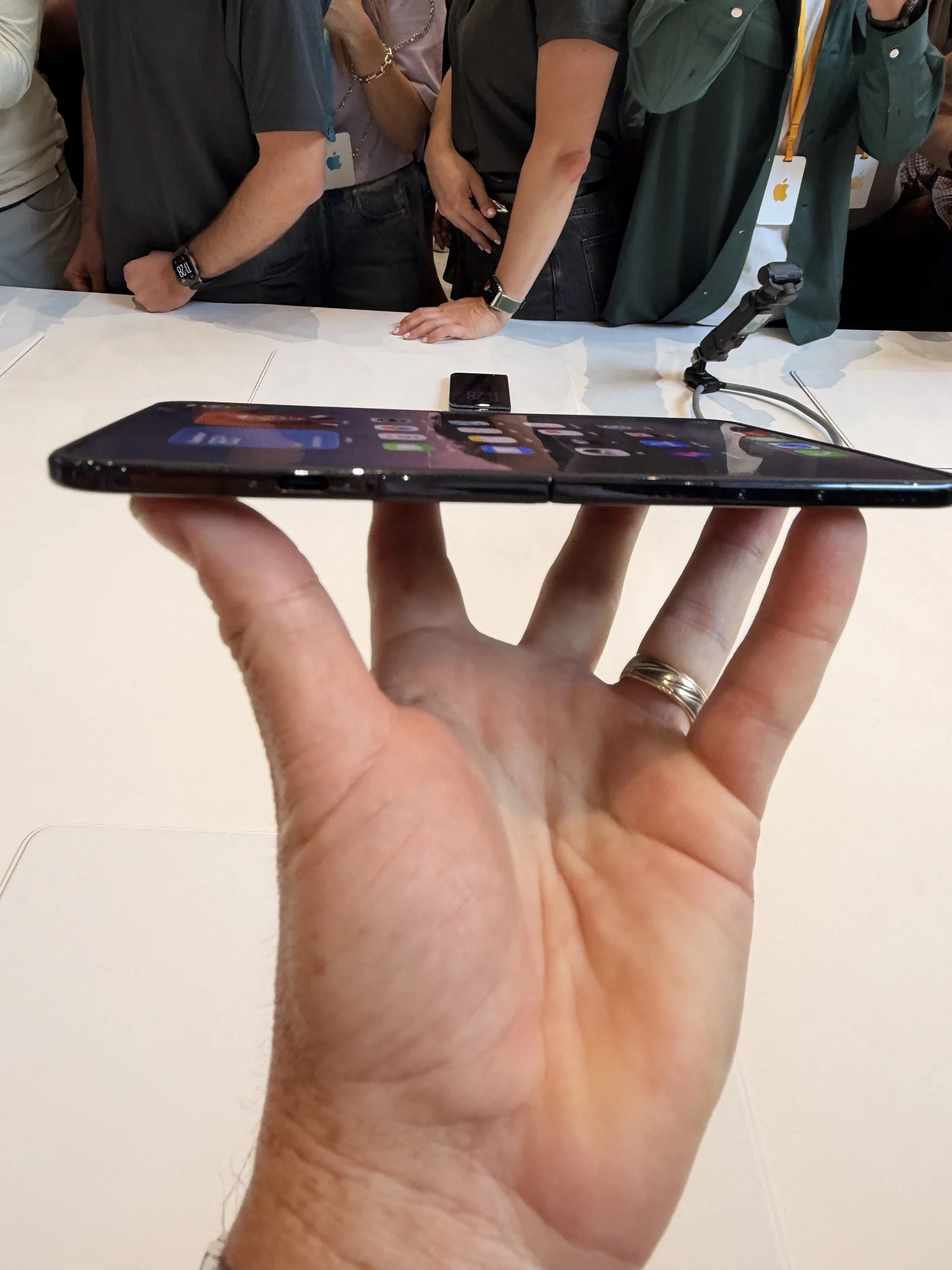 iPhone Duo có thể đắt như tôm tươi, vì người có tiền mua cả sự sành điệu 2 iPhone Duo có thể đắt như tôm tươi, vì người có tiền mua cả sự sành điệu