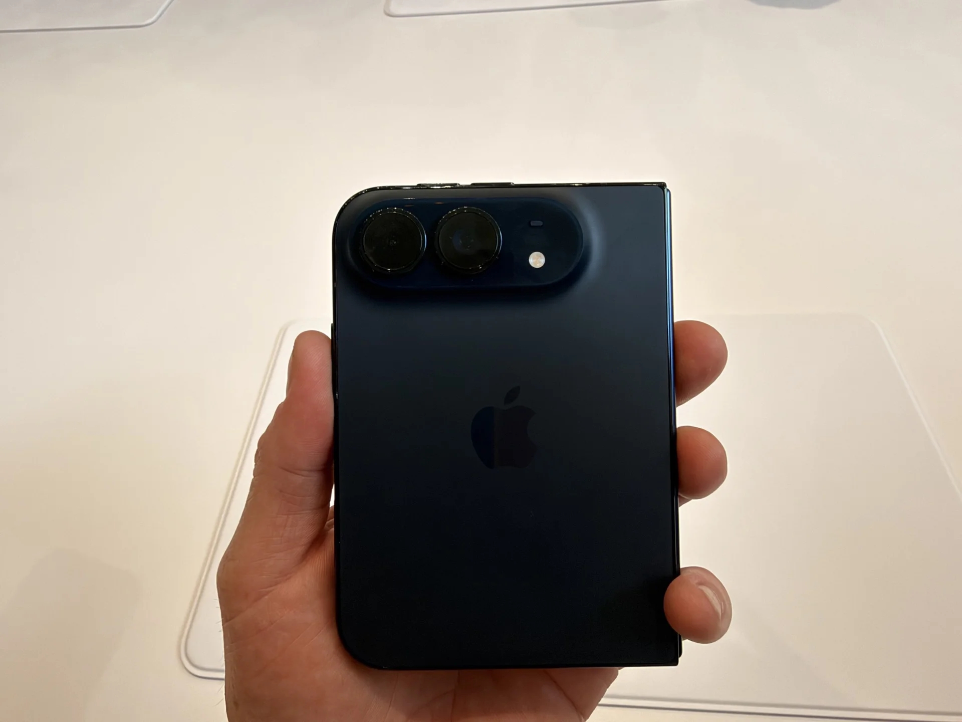 iPhone Duo có thể đắt như tôm tươi, vì người có tiền mua cả sự sành điệu 3 iPhone Duo có thể đắt như tôm tươi, vì người có tiền mua cả sự sành điệu
