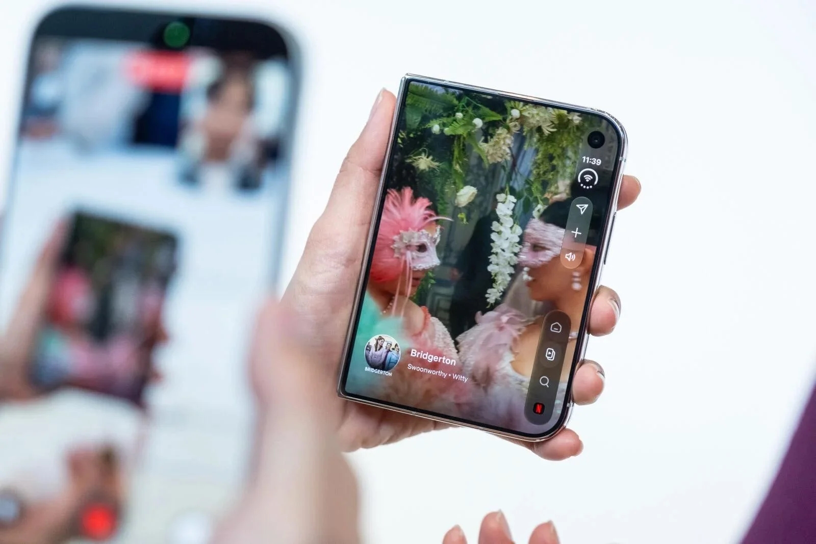 iPhone Duo có thể đắt như tôm tươi, vì người có tiền mua cả sự sành điệu 4 iPhone Duo có thể đắt như tôm tươi, vì người có tiền mua cả sự sành điệu