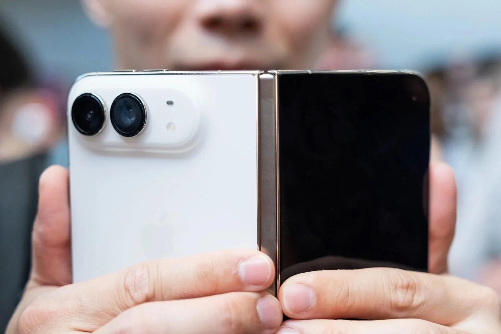 iPhone Duo có thể đắt như tôm tươi, vì người có tiền mua cả sự sành điệu 6 iPhone Duo có thể đắt như tôm tươi, vì người có tiền mua cả sự sành điệu